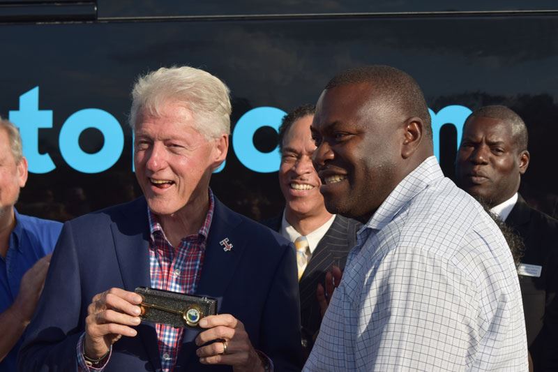 Mayor Terrell Hill presents the Key to the City of Palatka to President Bill Clinton.